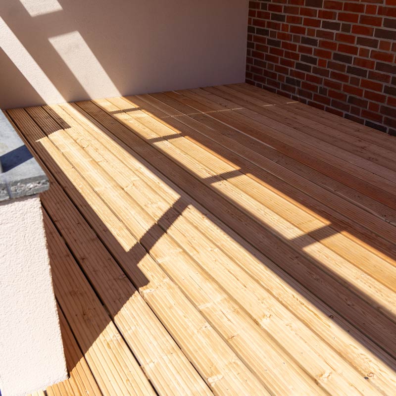 Detailaufnahme einer Holzterrasse mit sauber verlegten Dielen in Lübeck