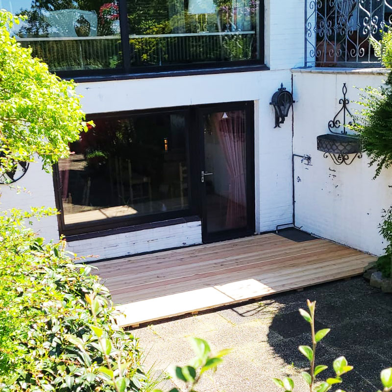 Holzterrasse am Einfamilienhaus in Lübeck